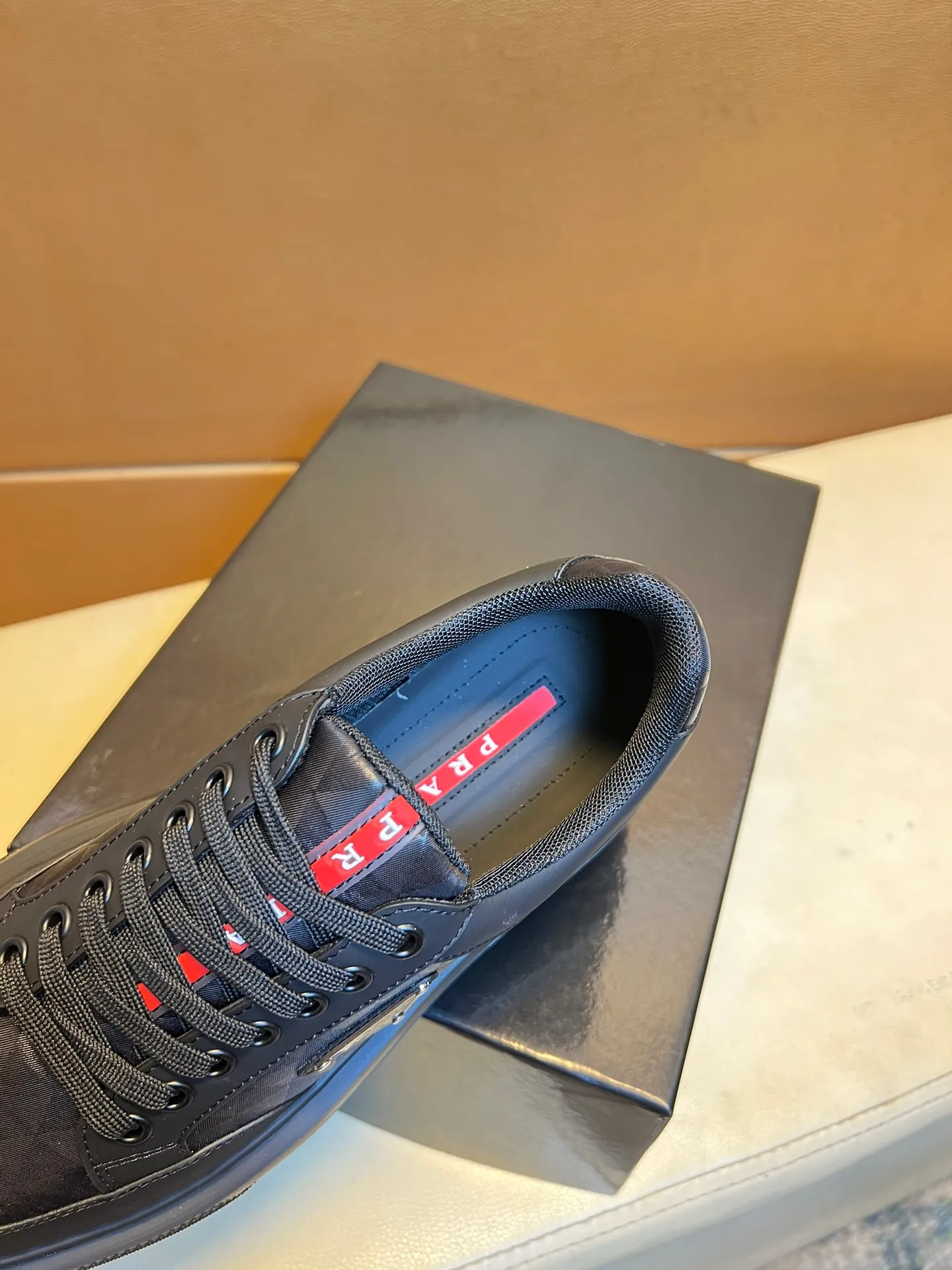 pp560💰👑👑《PRADA》【Classic Original Version】Prada: Top 🔝 Purchasing Agent 🔍🔍Sold at the latest men’s counter simultaneously, imported high-quality original version from Italy 🇮🇹: 🔝Brand silk calfskin·Shoe height, brand logo·Brand high mercerized canvas cloth·Tongue screen printing Brand logo: Prominent (high-end, extravagance, class), exquisite workmanship (imported Italian 🇮🇹 water-based mesh lining, 🐂cowhide feet), soles: original soles specially provided by the original factory, double-layer movable molding: transparent air cushion bottom, environmentally friendly, wear-resistant, ultra-light, comfortable, 🌲🌲🌲, real-life photos 🎬The real ones are more beautiful Wide code number 38-44 (45 46 customized)